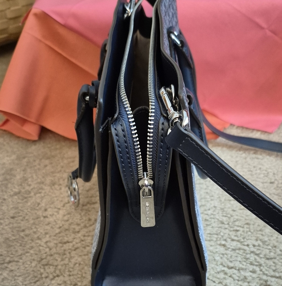 GREAT CONDITION...Michael Kors Gray/Black Signature Tote with Matching Wristlet - Picture 5 of 16